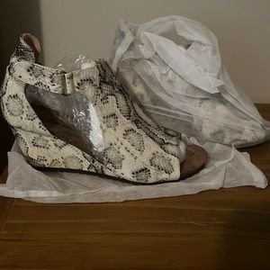 Snakeskin wedges size 9 NWOT